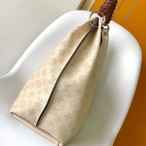 Alternative view of Casually slung over the shoulder for an especially stylish look, featuring an oversized, shiny palladium-plated copper twist lock closure that adds a touch of avant-garde flair. Dimensions: 35.0 x 40.0 x 17.0 cm, 202075